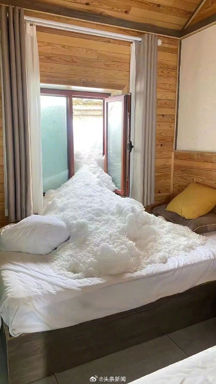 雪崩进入了游客房间。