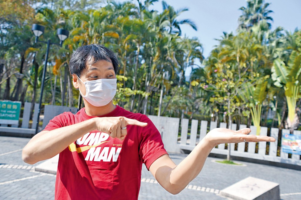 香港體育學院田徑教練鄧漢昇指，作為教練要堅持到底，支援學生撐過疫情。