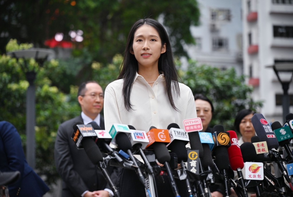 江旻憓轉戰政壇，報名參選時被大批記者追訪，更爆出「大家食咗飯未」的金句。資料圖片