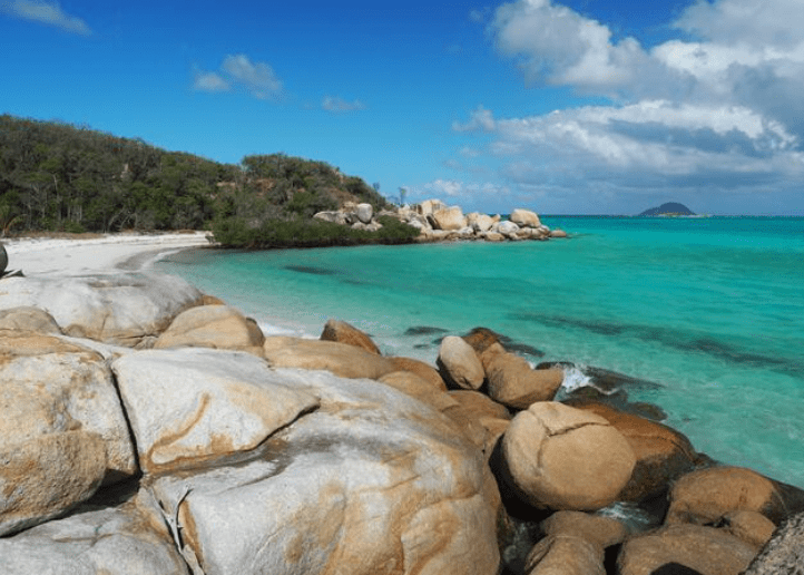 當郵輪於日落時分啟航離開時,竟無人察覺女事主仍滯留島上。Alamy示意圖 當郵輪於日落時分啟航離開時,竟無人察覺女事主仍滯留島上。Alamy示意圖