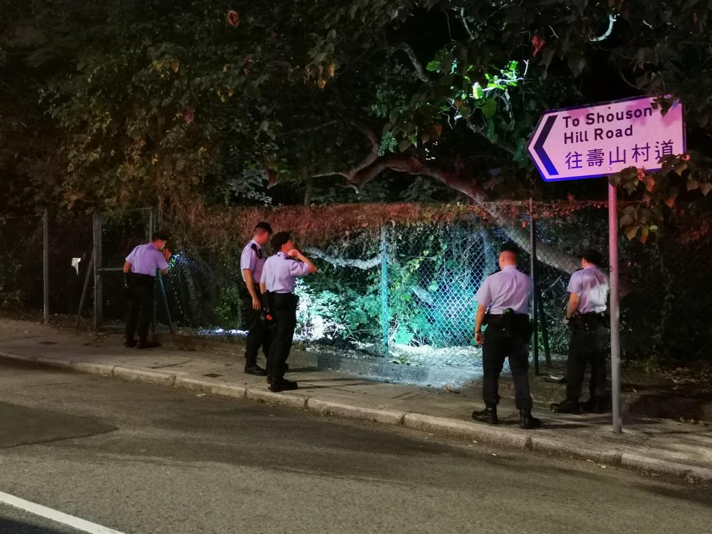 西区警区留意到有人会藉著市民在新年长假期外游期间进行爆窃，今日联同香港仔分区、赤柱分区、西区分区、港岛总区机动部队、野外巡逻队、冲锋队无人机小队及政府飞行服务队人员在区内展开跨部门反爆窃行动。警方提供