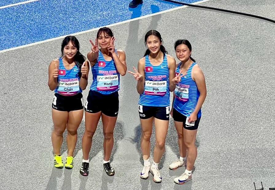 今年5月的亞洲田徑錦標賽,白凱文(右二)跟師姐陳佩琦(左一)、江俊淇(左二)及鄧焯文(右一)一齊打破女子4x100米接力賽香港紀錄(44秒88)。香港田總圖片 今年5月的亞洲田徑錦標賽,白凱文(右二)跟師姐陳佩琦(左一)、江俊淇(左二)及鄧焯文(右一)一齊打破女子4x100米接力賽香港紀錄(44秒88)。香港田總圖片