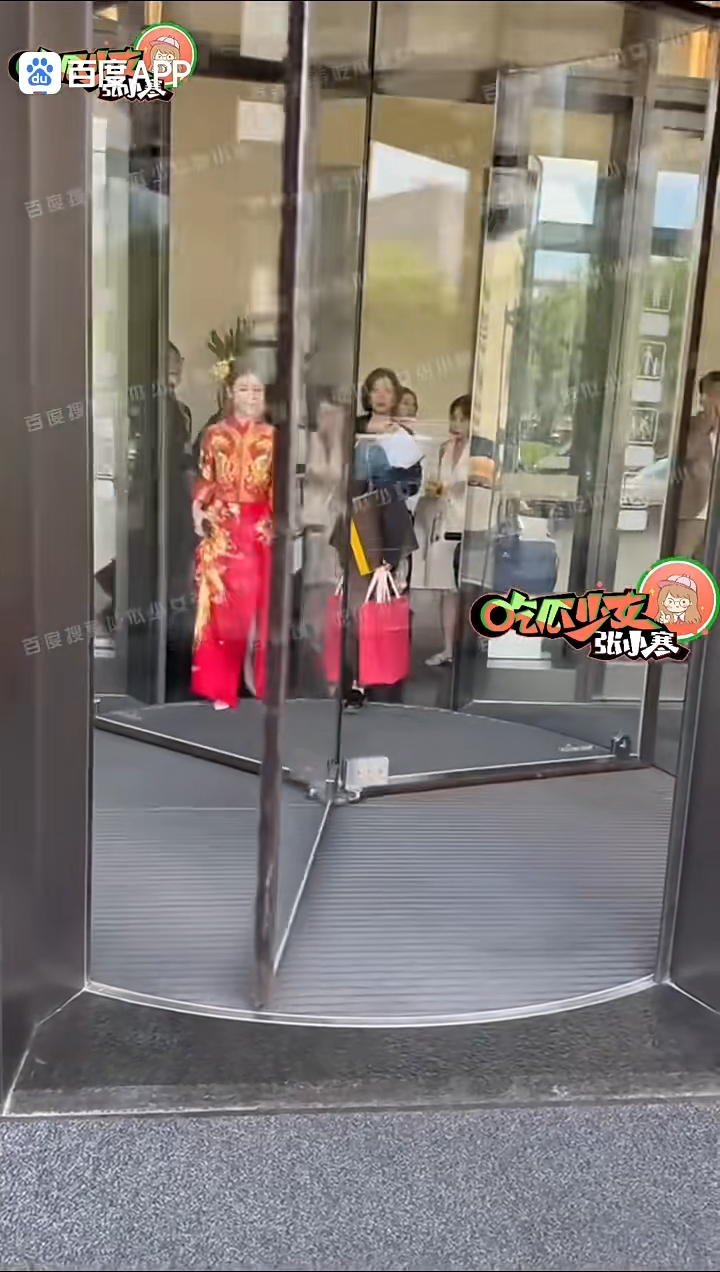 汪小菲和Mandy終現身,Mandy穿上傳統新娘服出門。(「吃瓜少女張小寒」微博截圖) 汪小菲和Mandy終現身,Mandy穿上傳統新娘服出門。(「吃瓜少女張小寒」微博截圖)
