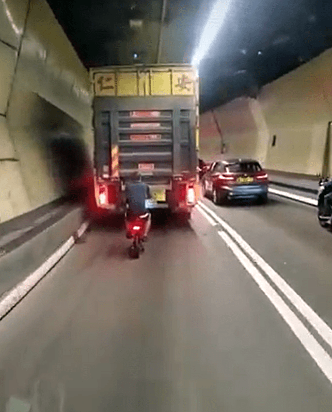 前年10月，曾有单车闯入红隧内。