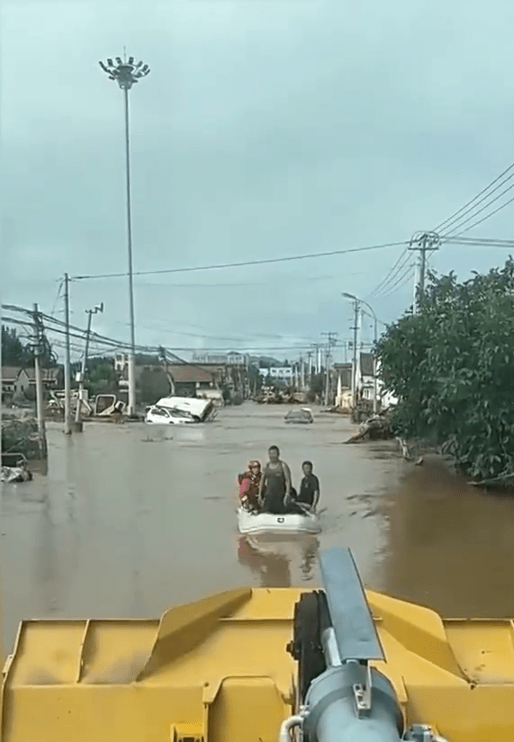 北京暴雨下,村民用鏟泥車協同消防員救出80多被困民眾。 央視截圖 北京暴雨下,村民用鏟泥車協同消防員救出80多被困民眾。 央視截圖