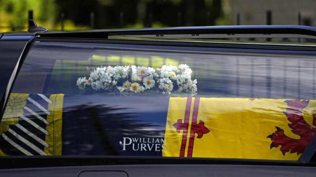 靈柩由皇室旗幟覆蓋。AP