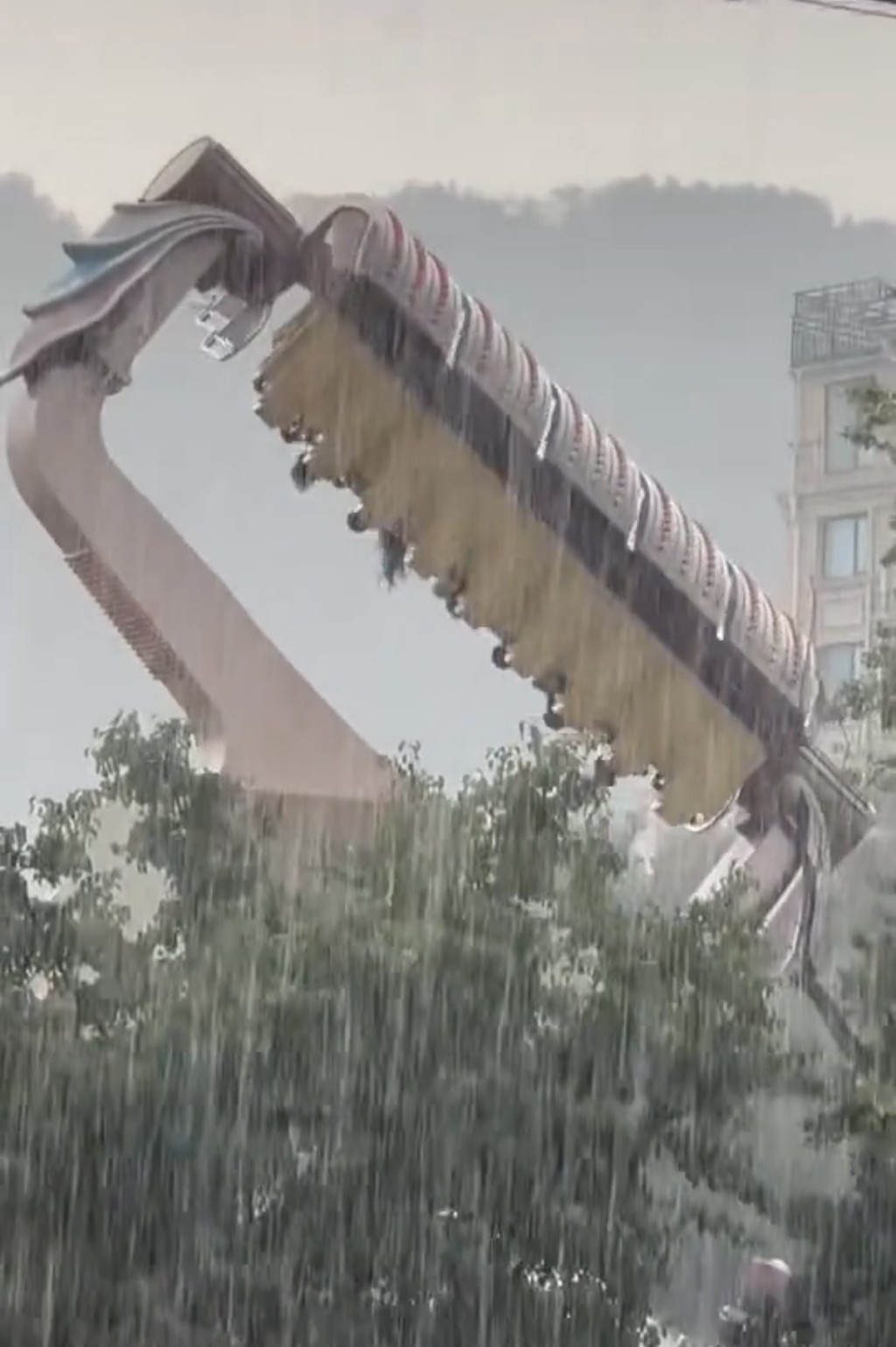 遊客蘇州樂園玩機動遊戲突遇暴雨。抖音@1米79的徐州菇涼 遊客蘇州樂園玩機動遊戲突遇暴雨。抖音@1米79的徐州菇涼