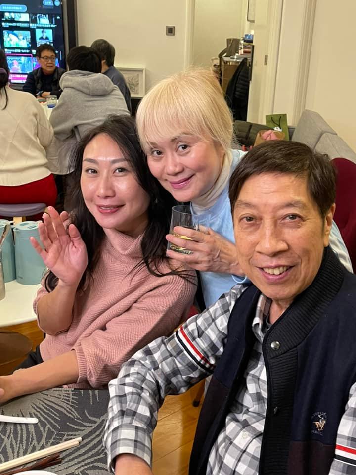 著名攝影師梁海平(右一)