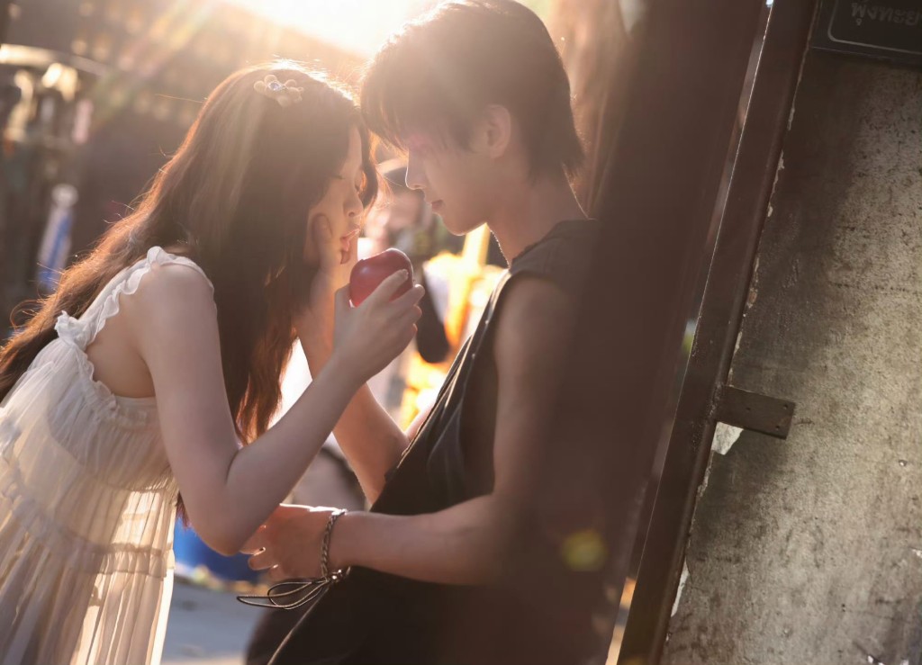 姜暮喂靳朝吃苹果。