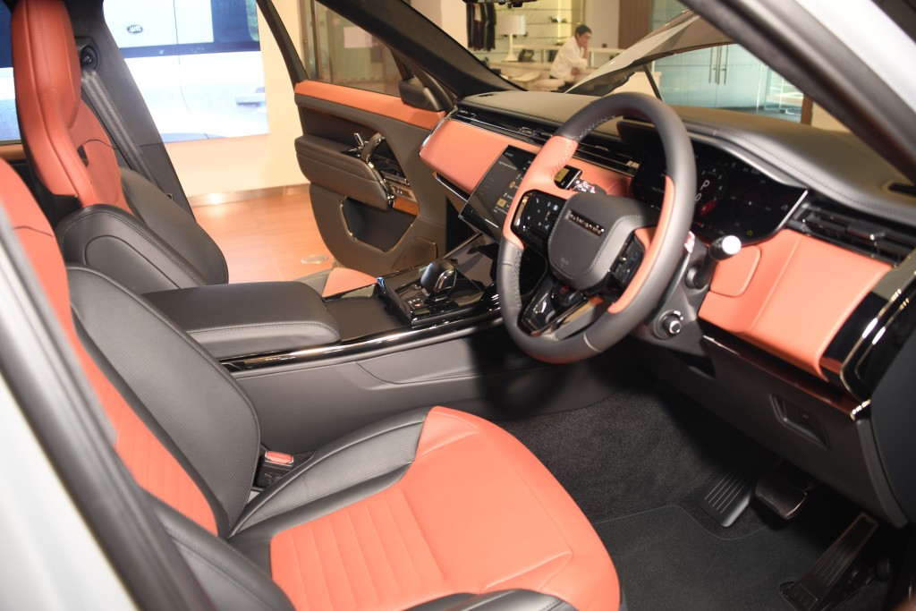 Range Rover Sport P635 SV超級SUV四驅車車廂陳設非常豪華，原車配有13.7吋數碼錶板及13.1吋中控觸屏。