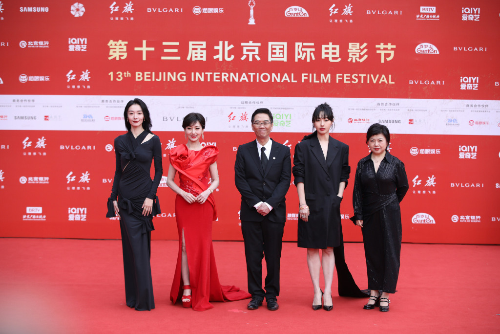 導演關錦鵬（中）率領《八個女人一台戲》演員（左起）齊溪、趙雅芝、白白何等出席。