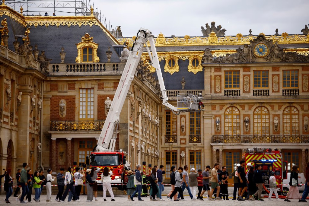 法國凡爾賽宮周二屋頂冒煙。路透社