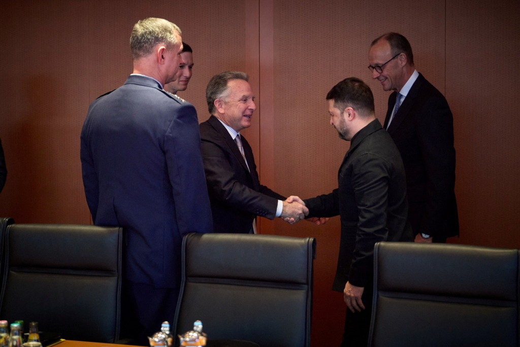 澤連斯基與美方代表寒暄。路透社