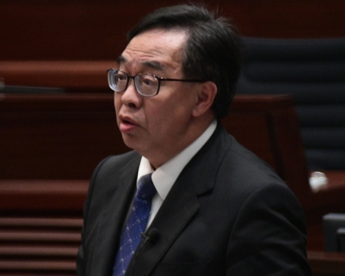 盧偉國稱數年前已去信英國內政部申退籍。