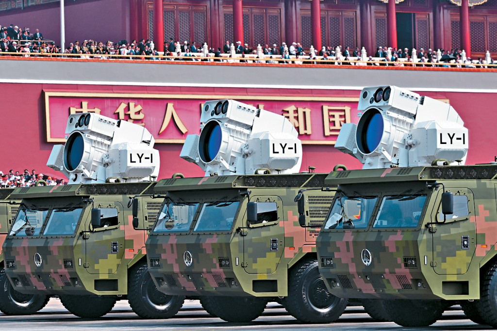 艦載防空武器方隊「LY-1」（燎原-1）在九三閱兵式上受檢。