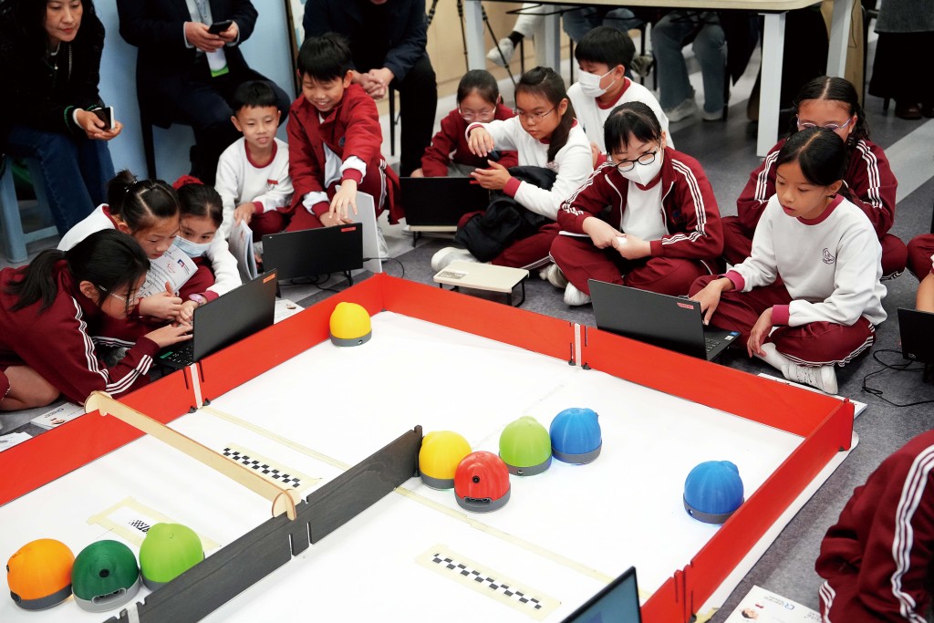 学生展示运用AlphAI学习