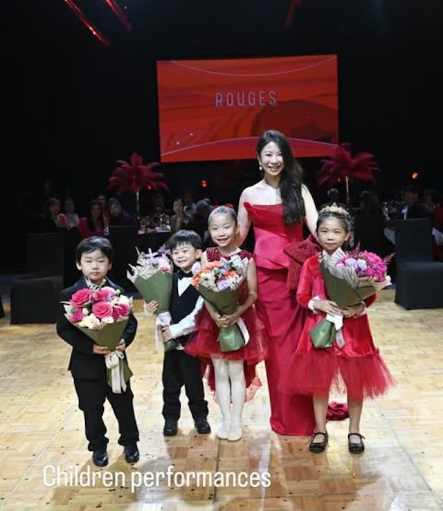 何超盈與幾位小朋友在晚宴上表演。 何超盈與幾位小朋友在晚宴上表演。