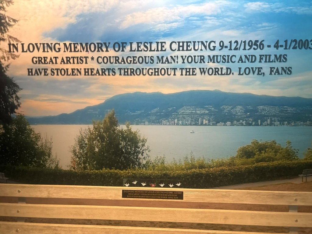 2006年歌迷組織在溫哥華Stanley Park向公園局租下長椅,很多歌迷會將紙鶴放在其上再將照片分享給陳淑芬。 2006年歌迷組織在溫哥華Stanley Park向公園局租下長椅,很多歌迷會將紙鶴放在其上再將照片分享給陳淑芬。