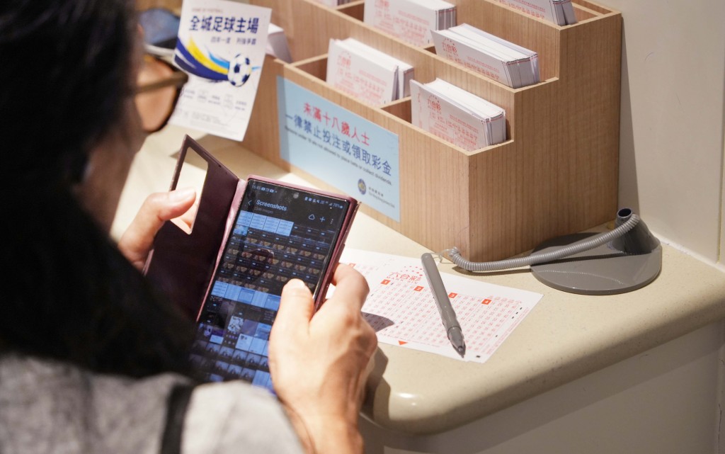 若以一注獨中,估計頭獎基金可獲高達8,000萬港元。 若以一注獨中,估計頭獎基金可獲高達8,000萬港元。