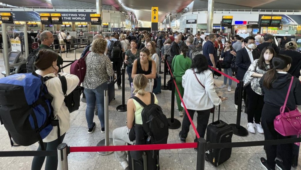 英國周五起不再篩檢自中國入境旅客 。美聯社