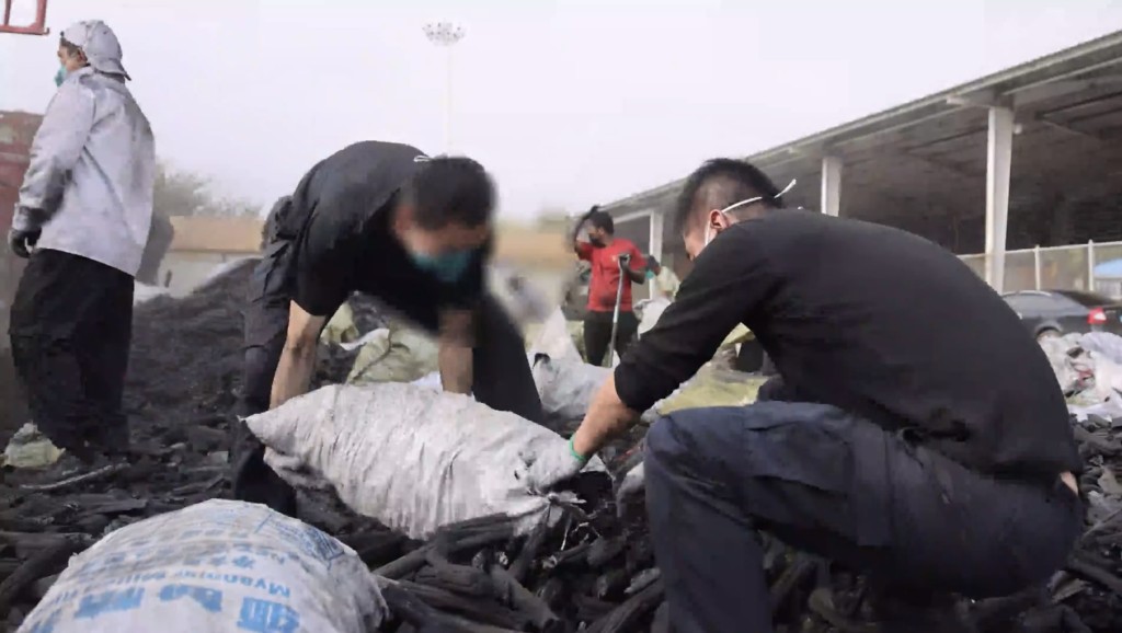 缉毒人员花15小时清点了20吨炭。