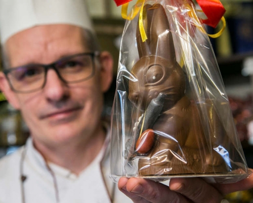 匈牙利甜品達人巧製手持疫苗朱古力復活兔。圖片：Laszlo Rimoczi Facebook