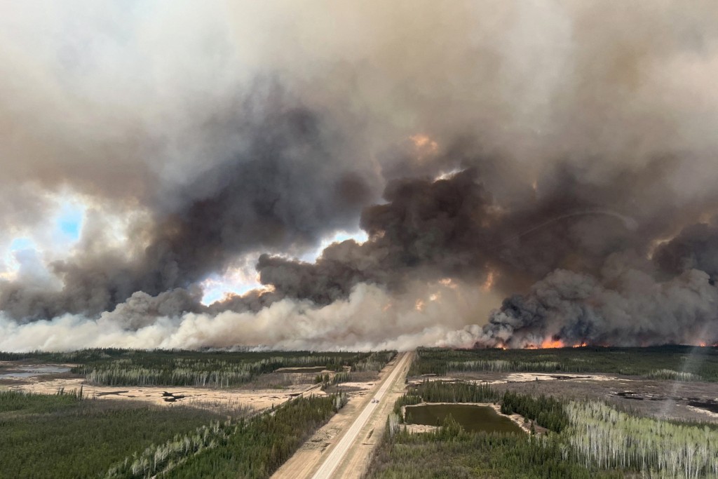 艾伯塔省山火有多达43个火头。路透社
