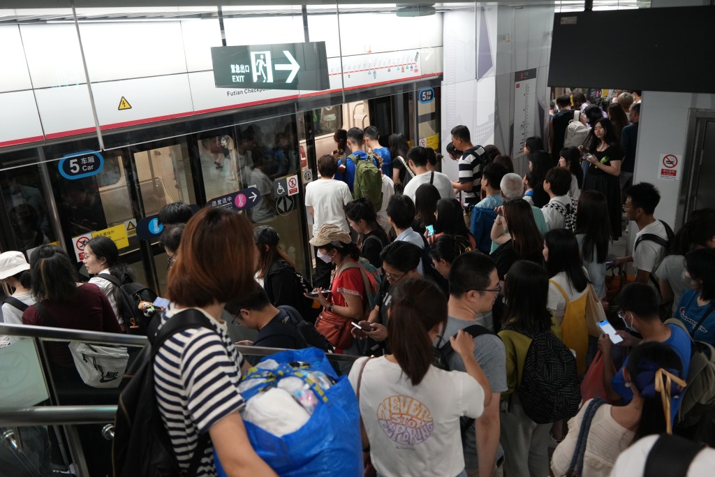 3月29日，深圳地鐵上車困難。吳艷玲攝