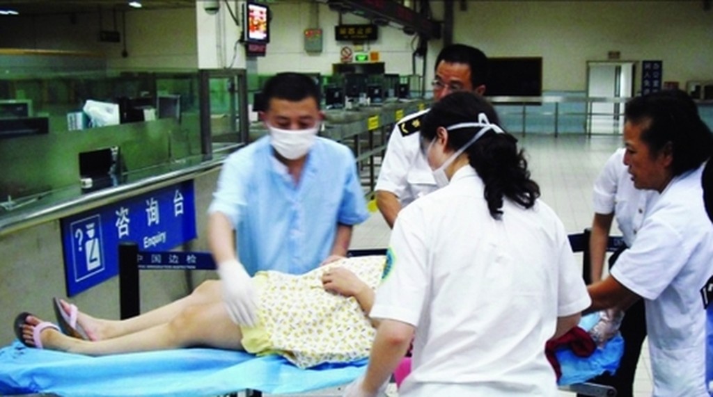 2009年7月14日凌晨,一名內地孕婦準備經皇崗口岸過關赴港產子時,在深圳一方出境大廳臨盆誕下兒子。 網上圖片 2009年7月14日凌晨,一名內地孕婦準備經皇崗口岸過關赴港產子時,在深圳一方出境大廳臨盆誕下兒子。 網上圖片