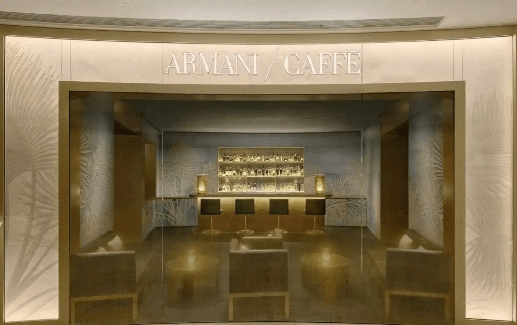 ARMANI在北京國貿商城佔地780平米的旗艦店，引入中國首間ARMANI/CAFFÈ。