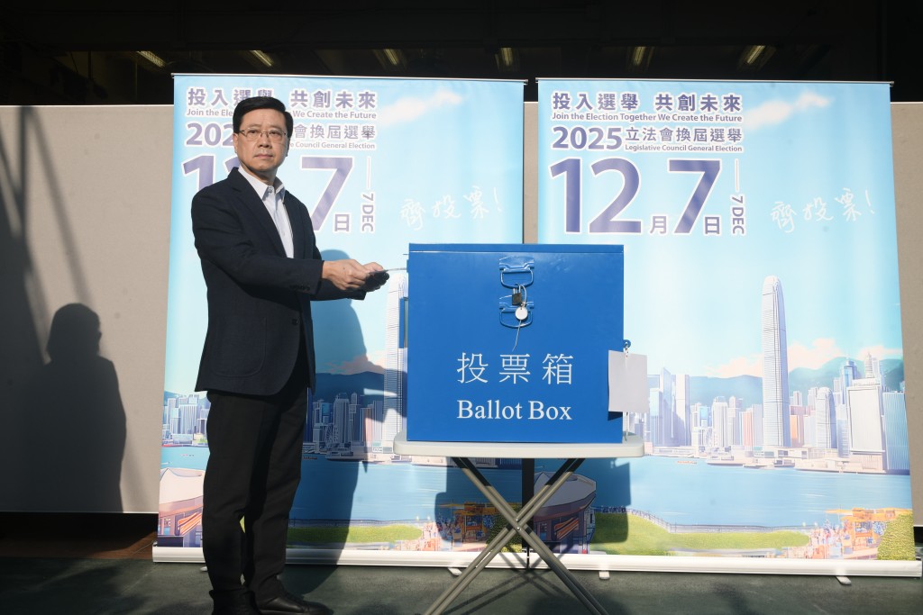 李家超投票後會見傳媒時表示,投票過程順暢、方便,票站人員解釋清楚。 李家超投票後會見傳媒時表示,投票過程順暢、方便,票站人員解釋清楚。