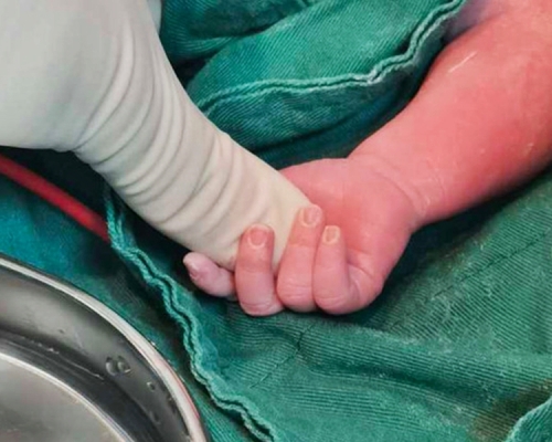 女嬰出生後雖然非常健康，卻完全不受家人歡迎。網圖