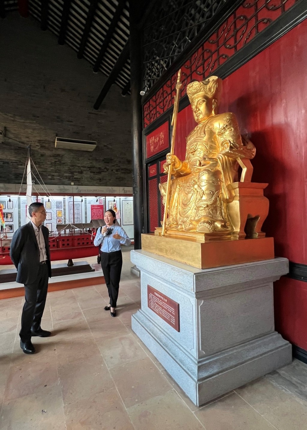 杨润访问佛山，参观广东粤剧博物馆，了解当地推广粤剧的工作。政府新闻处图片
