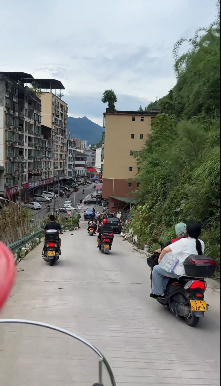 彭水民众自发组成电单车运输队，蚂蚁搬家将生活物资运入安置点。