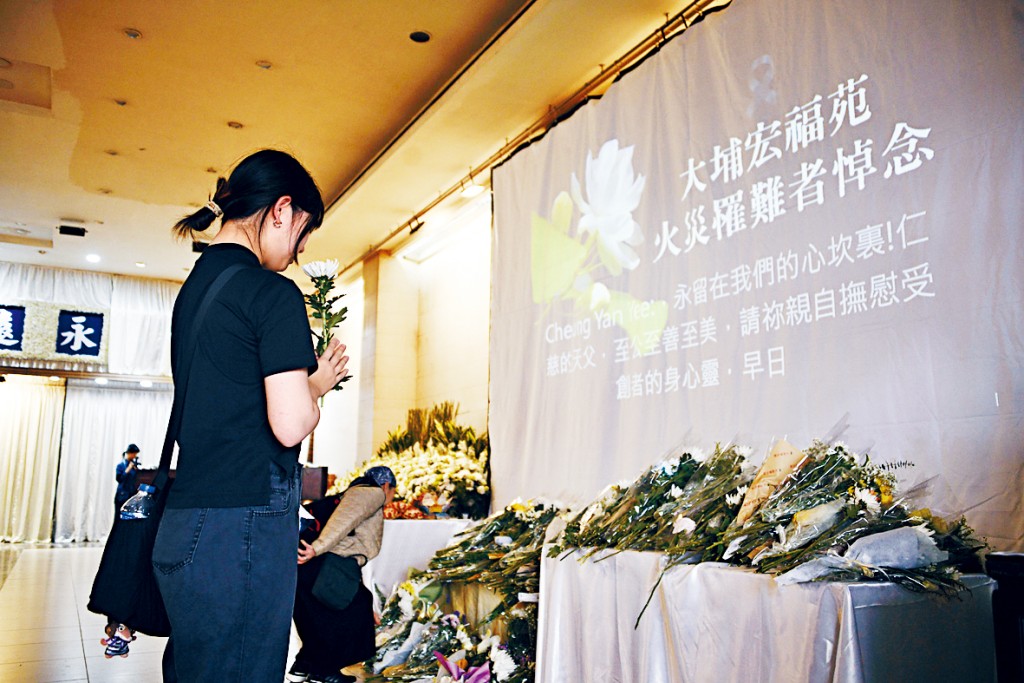 市民獻花悼念遇難者。