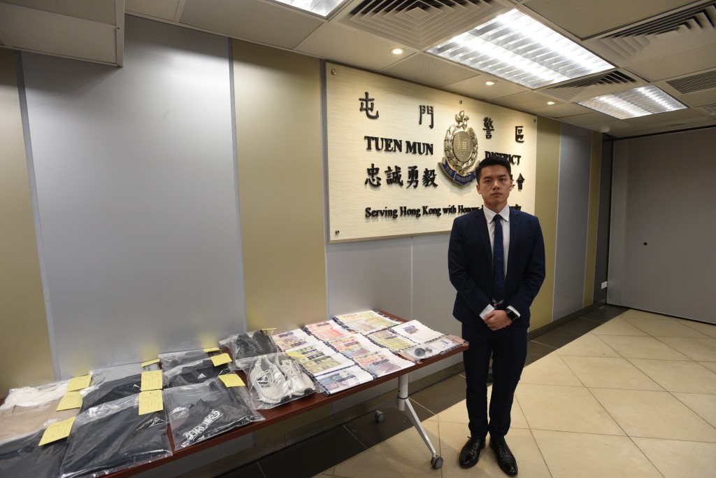 屯門警區刑事調查隊高級督察郭文煒交代案情。尹敬堂攝 屯門警區刑事調查隊高級督察郭文煒交代案情。尹敬堂攝