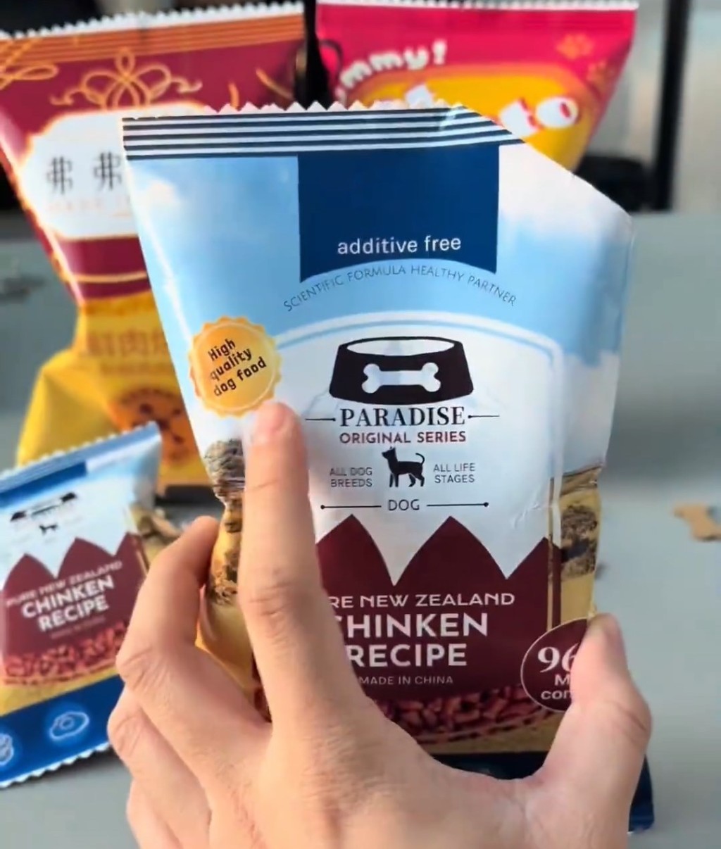 内地宠物经济市场庞大，有工作制作各式宠物祭品。微博@喜气洋洋子