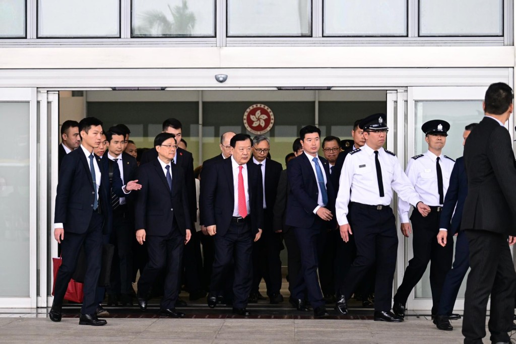 国务院港澳事务办公室主任夏宝龙完成7日考察调研之行，28日经深圳湾离开。