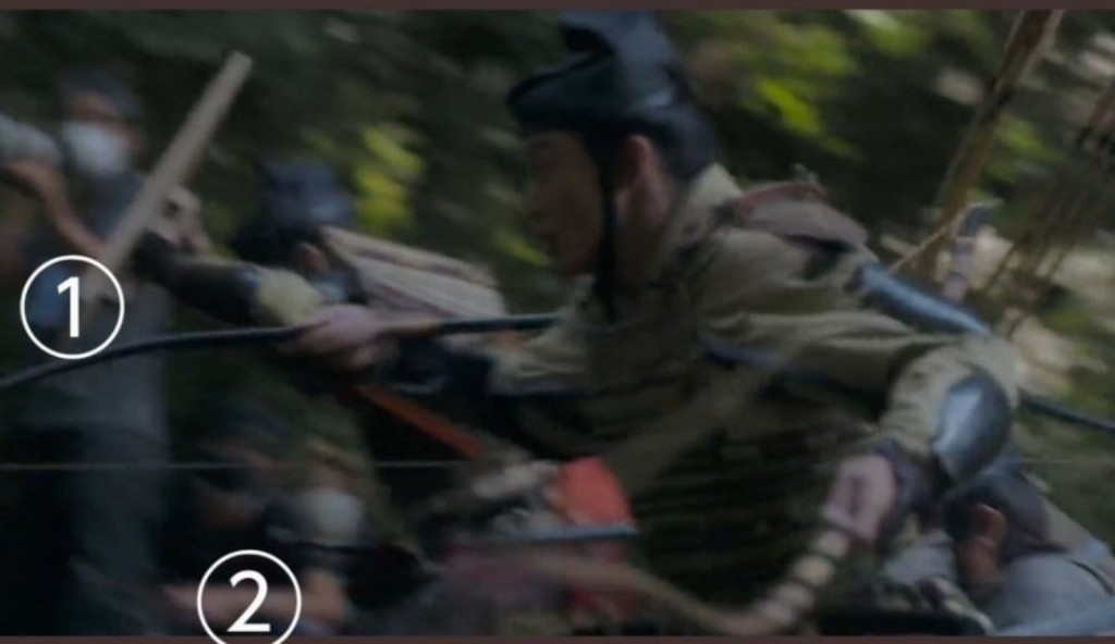《鎌倉殿的13人》的戰爭場面中,忽然出現兩團白色倒影。