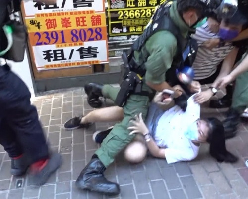 12歲少女被警員制服在地。港台截圖