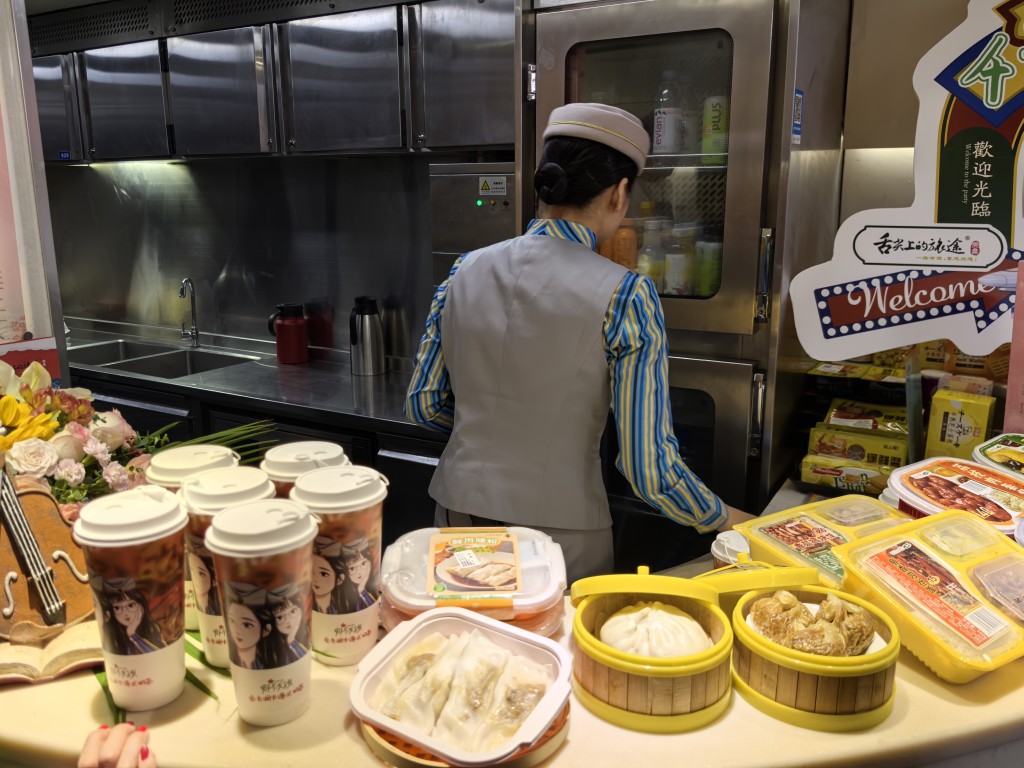 高鐵臥鋪列車上有多種京港特色食物可借選擇。資料圖片