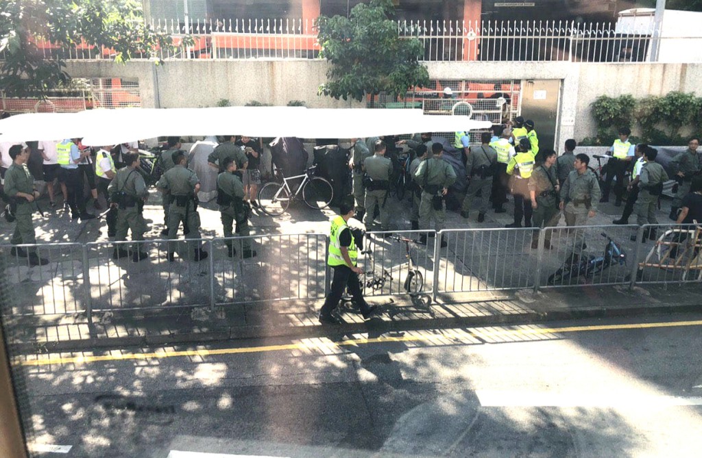 警方在大窩口截查十多人。網上圖片