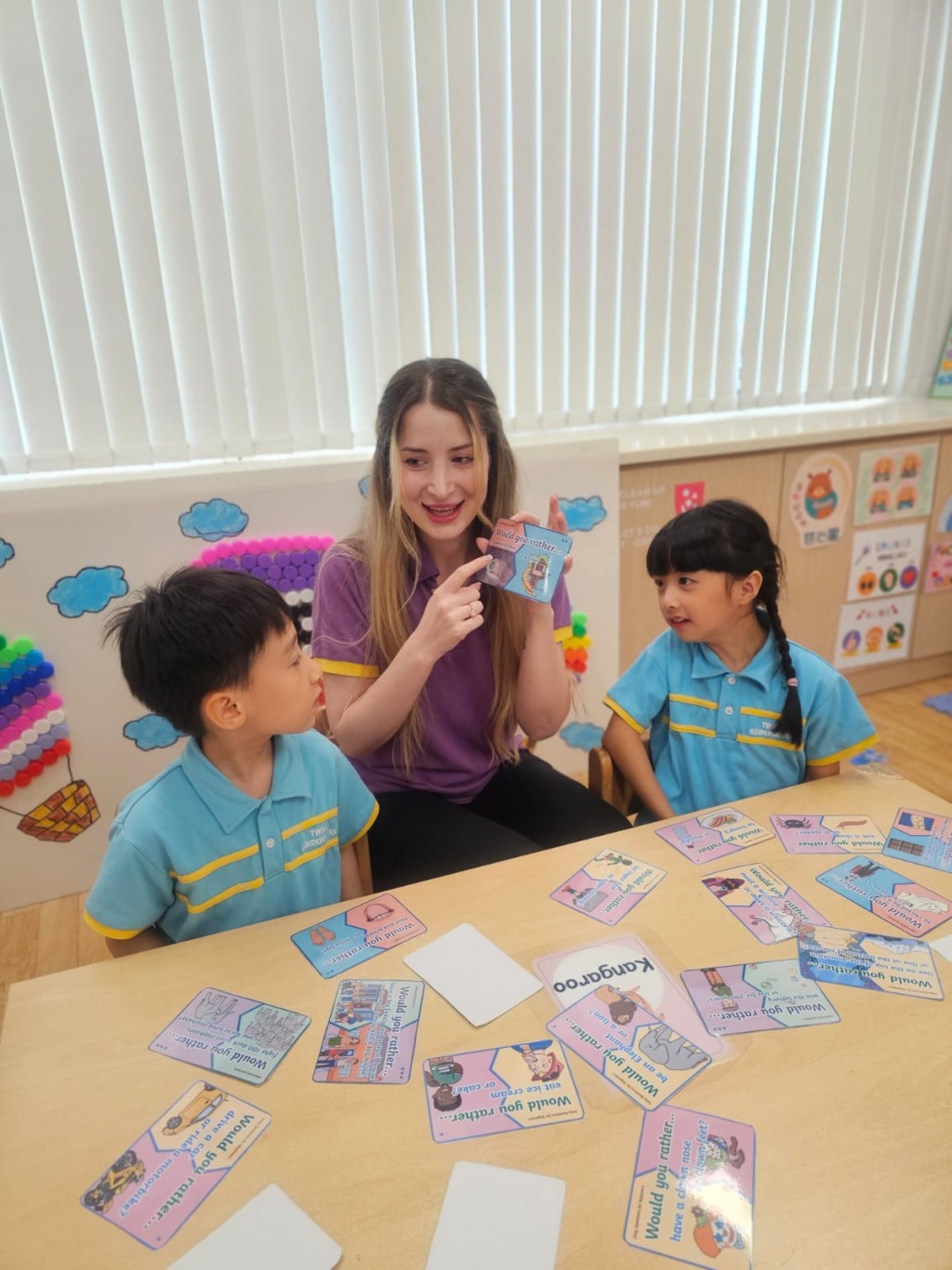 外籍英語教師運用教材，與幼兒進行遊戲，訓練記憶力，並引導幼兒學習表達的技巧。東華三院提供