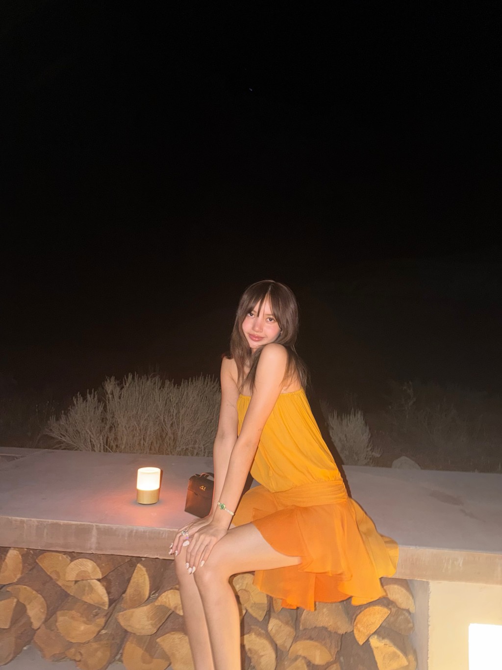 Lisa的黃色裙裝顯得格外亮眼。