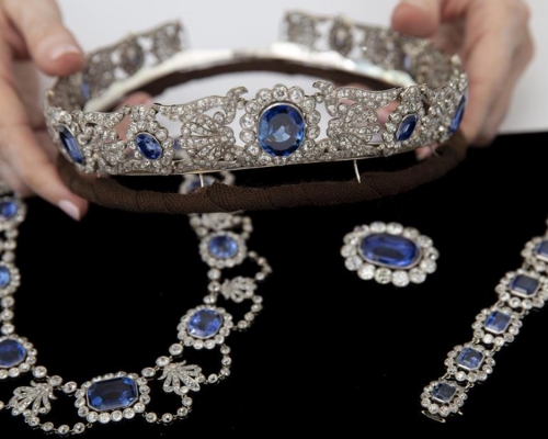 9件以鑽石和藍寶石為主的皇家珠寶拍賣，以165萬美元成交。網圖