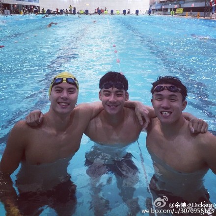余德丞畢業於香港城市大學工商管理系，他曾在游泳比賽幫助城大奪得男女子全場總冠軍。