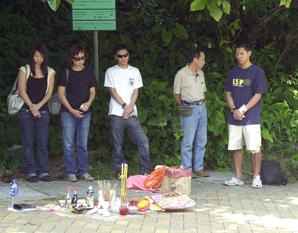 死者親友到場路祭。資料圖片