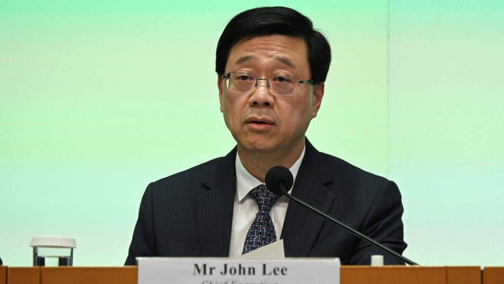 李家超表示,現時制度只會排除一種人「唔準入區議會」,就是「背叛香港利益、破壞國家安全、攬炒、支持黑暴」的人。蔡建新攝