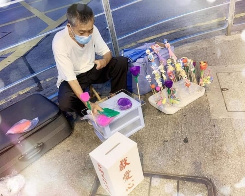 張叔叔搓黏土公仔寒冬下堅持擺檔。張叔叔的黏土公仔FB
