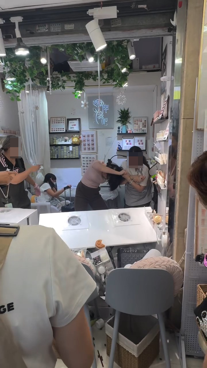長髮美甲師以硬物狂插短髮女的頭部。07._.81@Threads片段截圖 長髮美甲師以硬物狂插短髮女的頭部。07._.81@Threads片段截圖